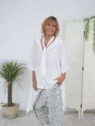 weite Bluse mit Schlips