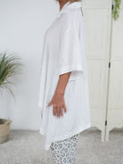 weite Bluse mit Schlips