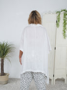 weite Bluse mit Schlips
