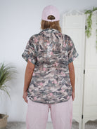 Camouflage Bluse mit Knopfleiste im Vokuhila Schnitt