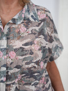 Camouflage Bluse mit Knopfleiste im Vokuhila Schnitt