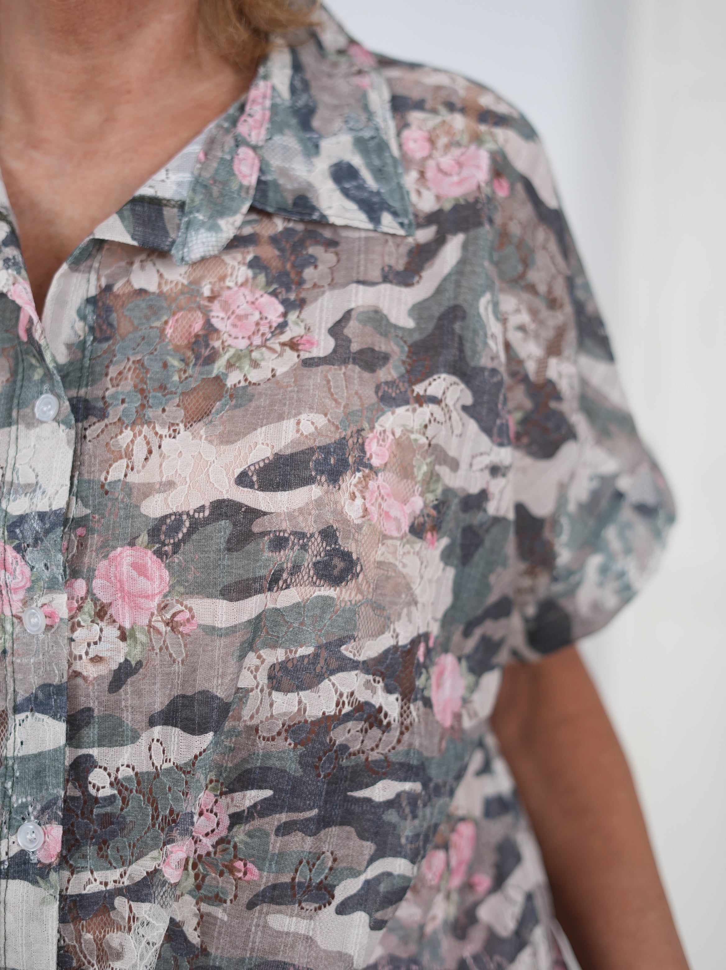 Camouflage Bluse mit Knopfleiste im Vokuhila Schnitt