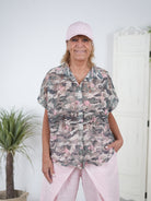 Camouflage Bluse mit Knopfleiste im Vokuhila Schnitt