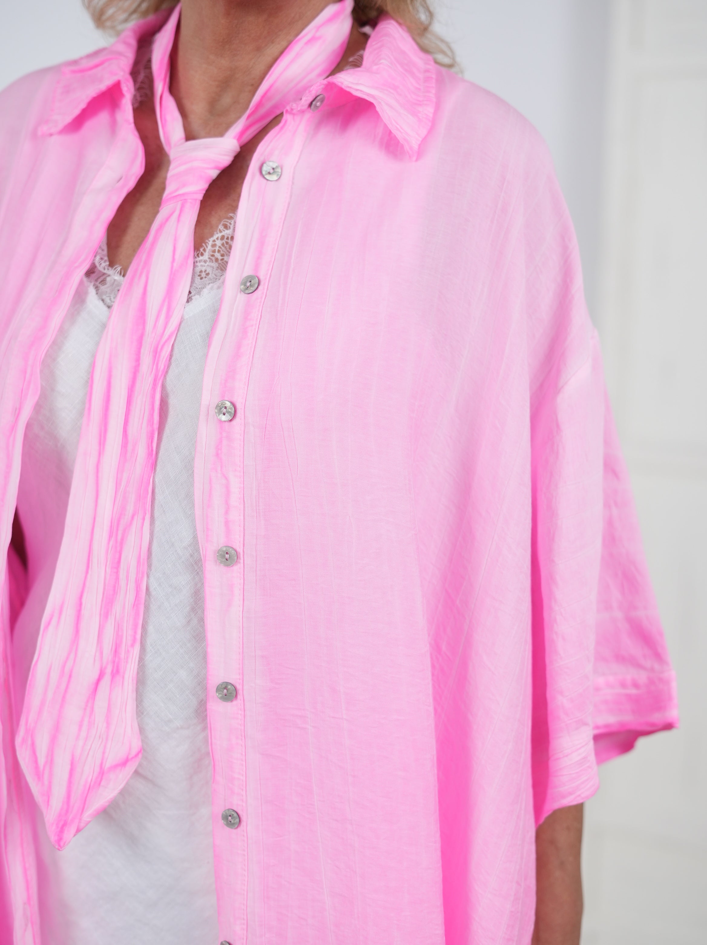 weite Bluse mit Schlips