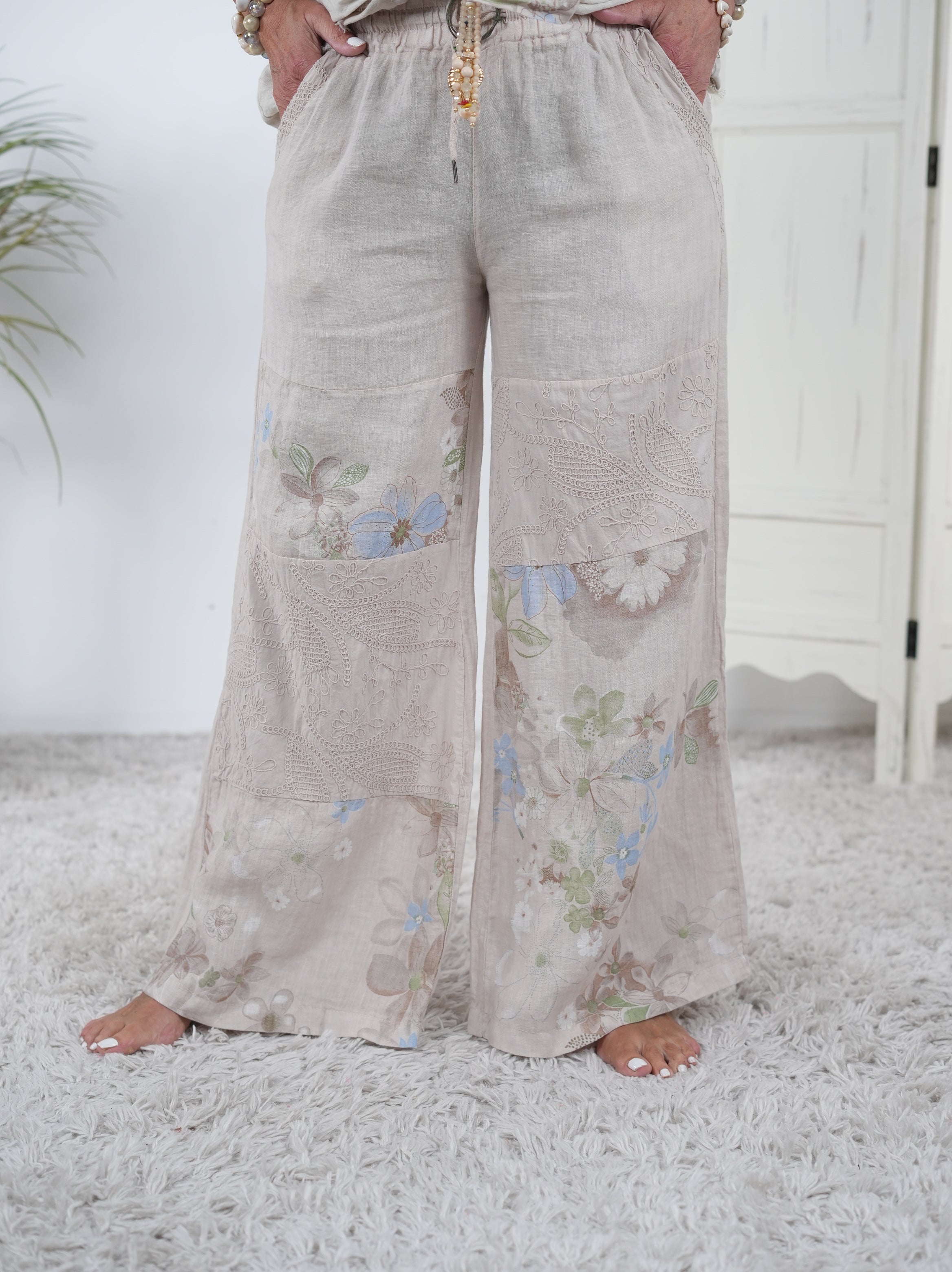 Wunderschöne Marlene Hose aus Leinen mit Blümchen Beige