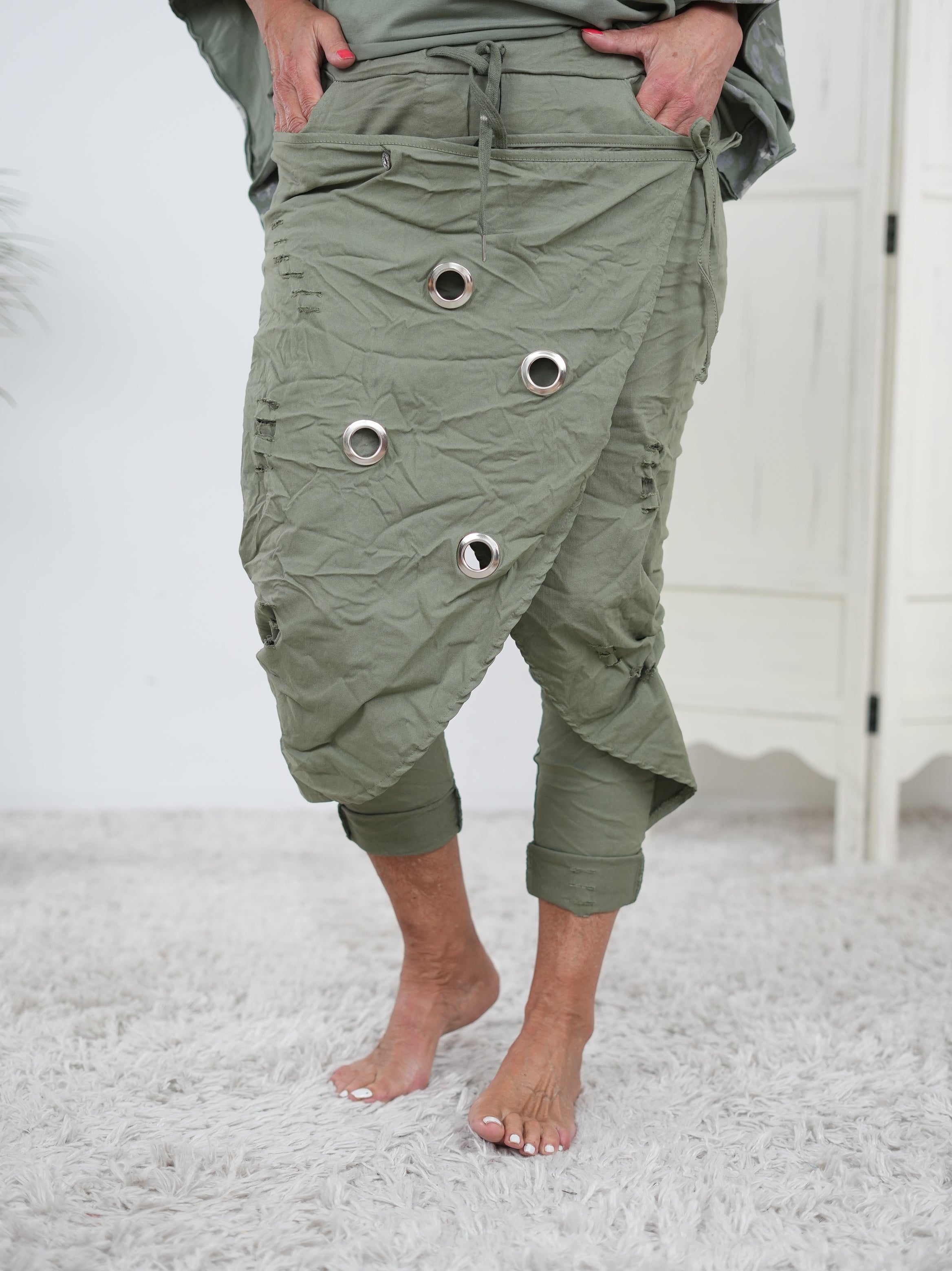 Sportliche Jogpant im ausgefallenen Schnitt mit destroyed Elementen dunkles Olive
