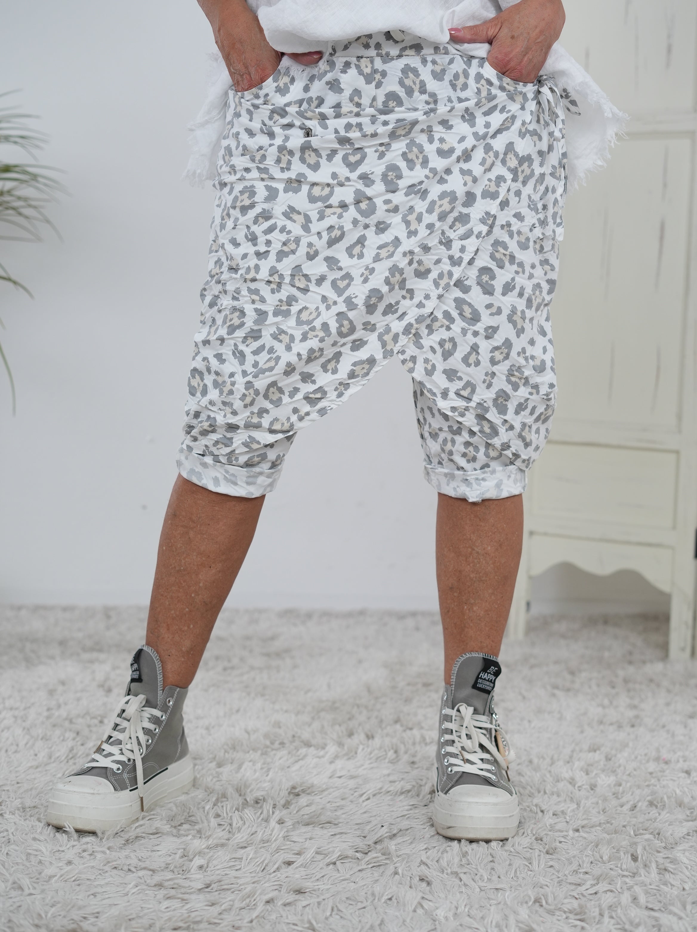 Kurze Leo Baggy mit Überwurf weiß