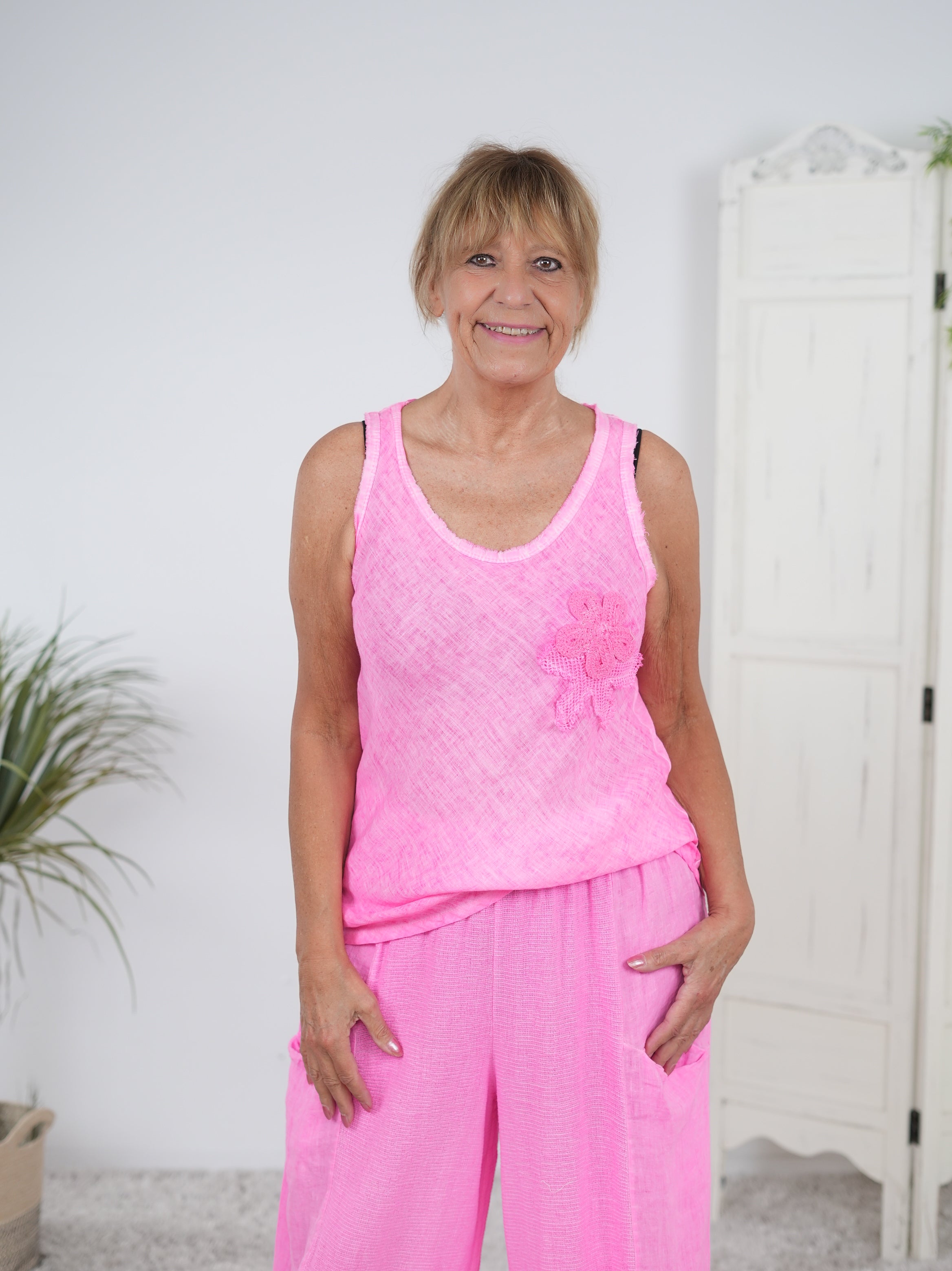 Top im Materialmix mit Blumen Patch neonpink