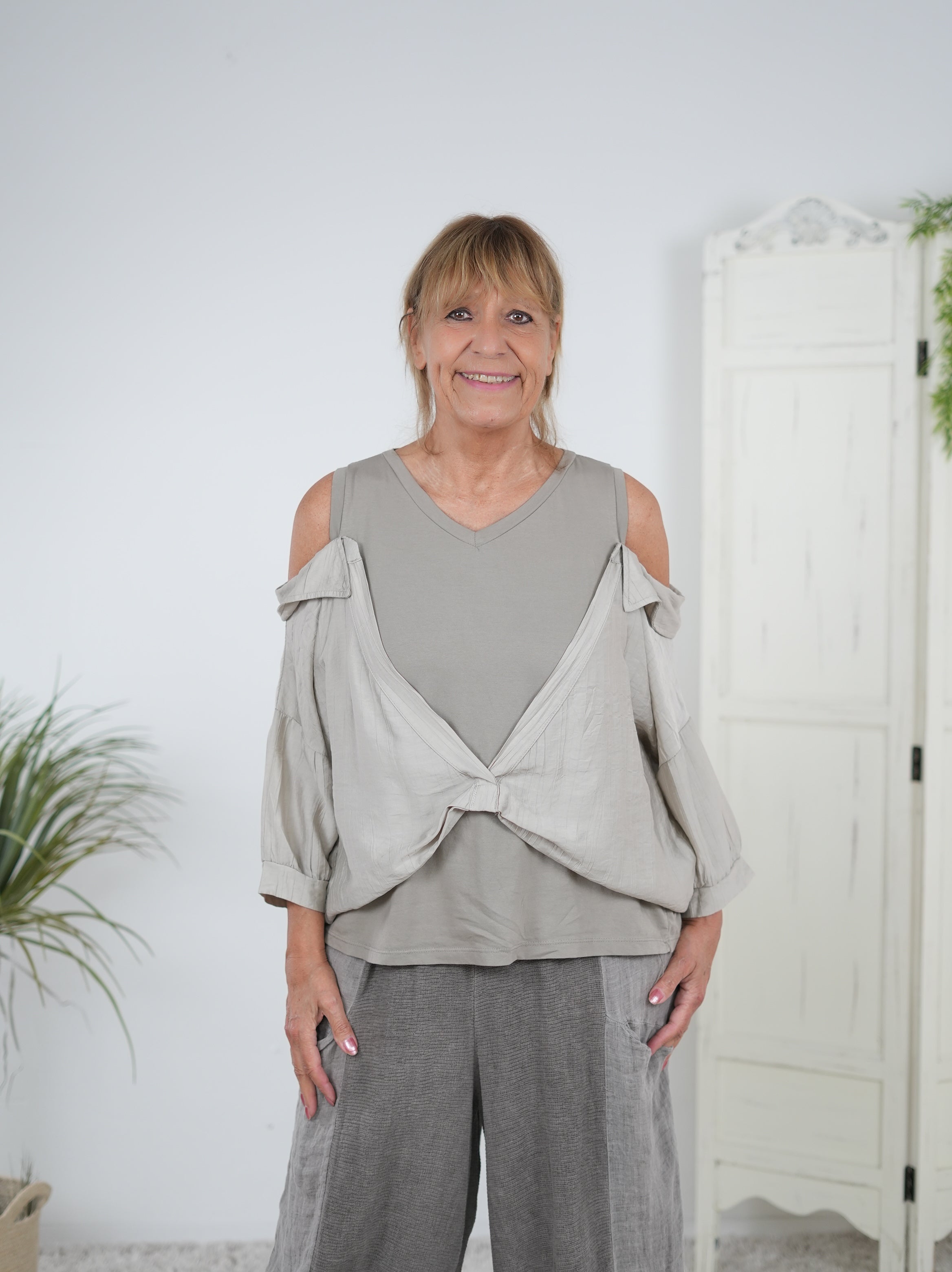 Lässige Bluse im ausgefallenen Schnitt taupe