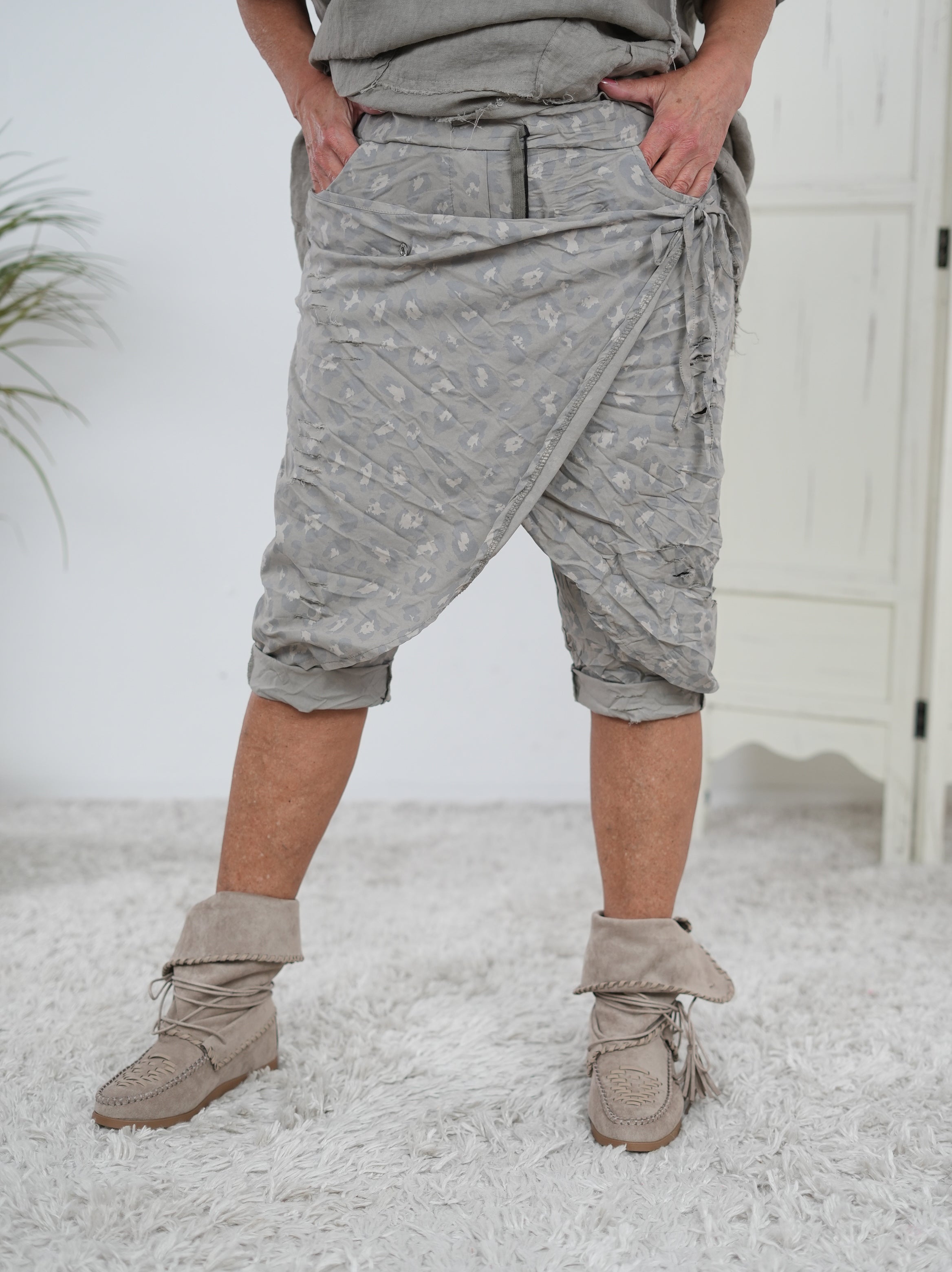 Kurze Leo Baggy mit Überwurf taupe