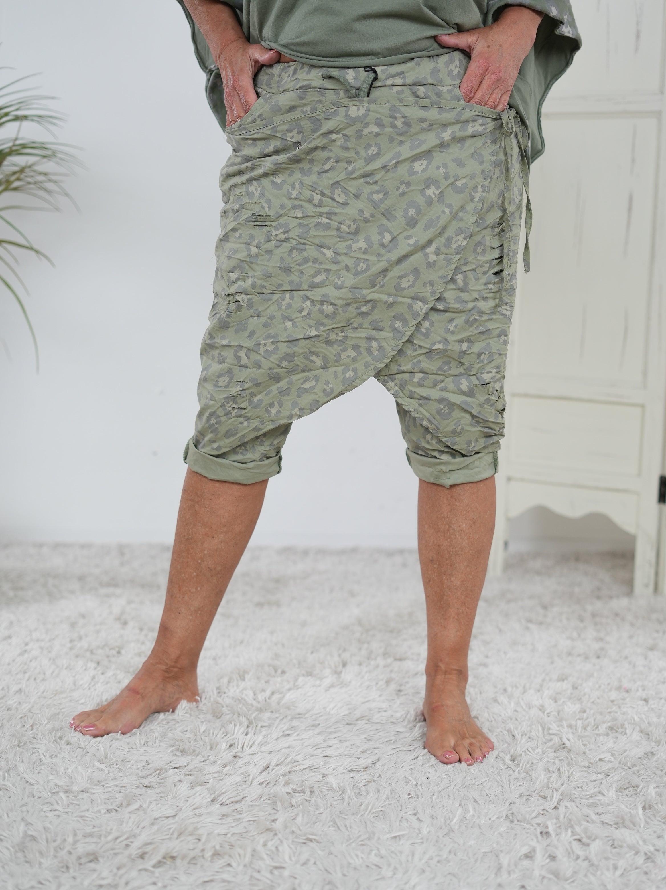 Kurze Leo Baggy mit Überwurf olive