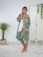 Leichter Mantel mit Spitze und Leo Details olive