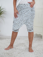 Kurze Leo Baggy mit Überwurf grau