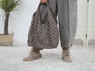 Große Tasche mit Nieten verziert