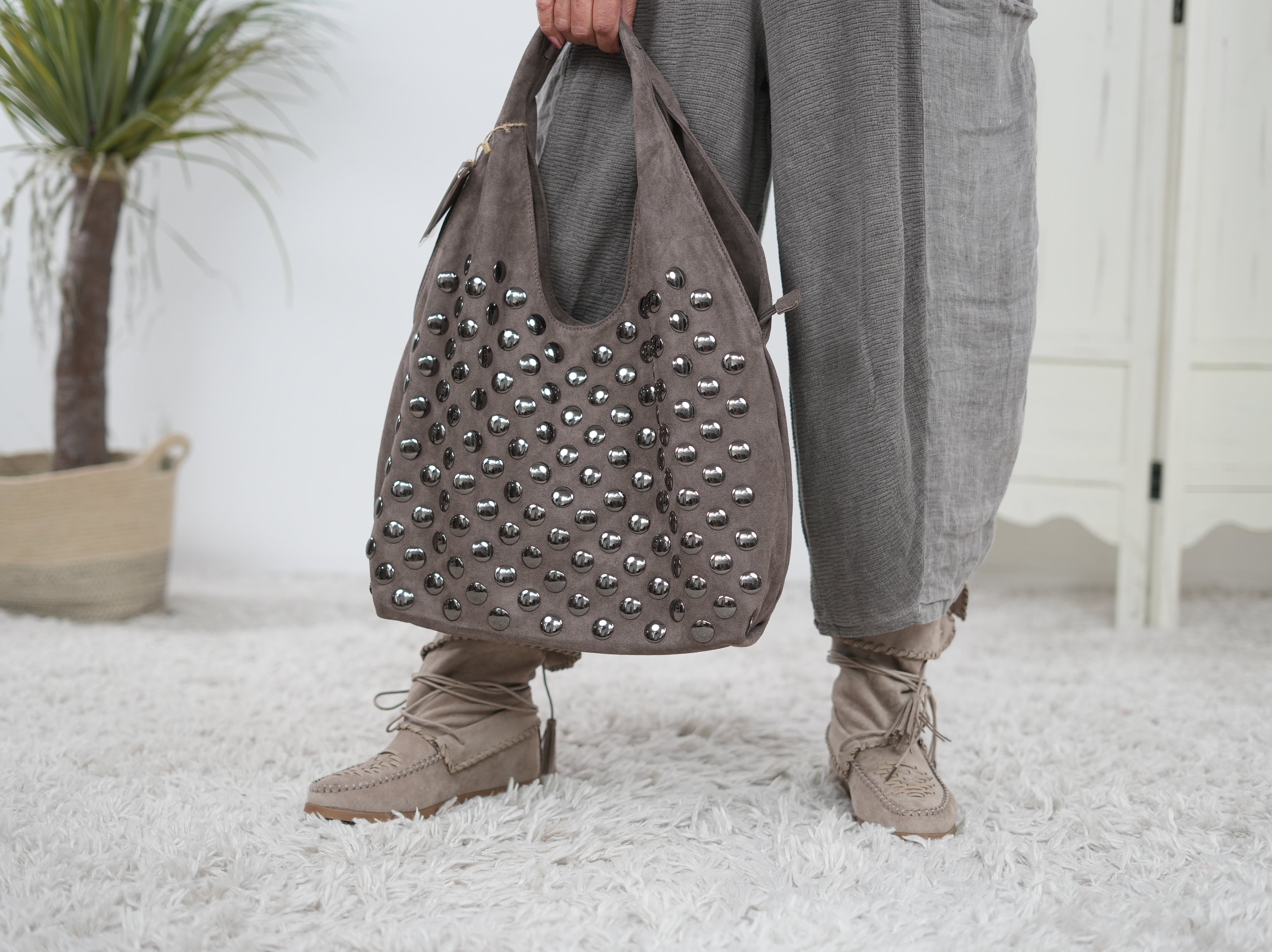 Große Tasche mit Nieten verziert