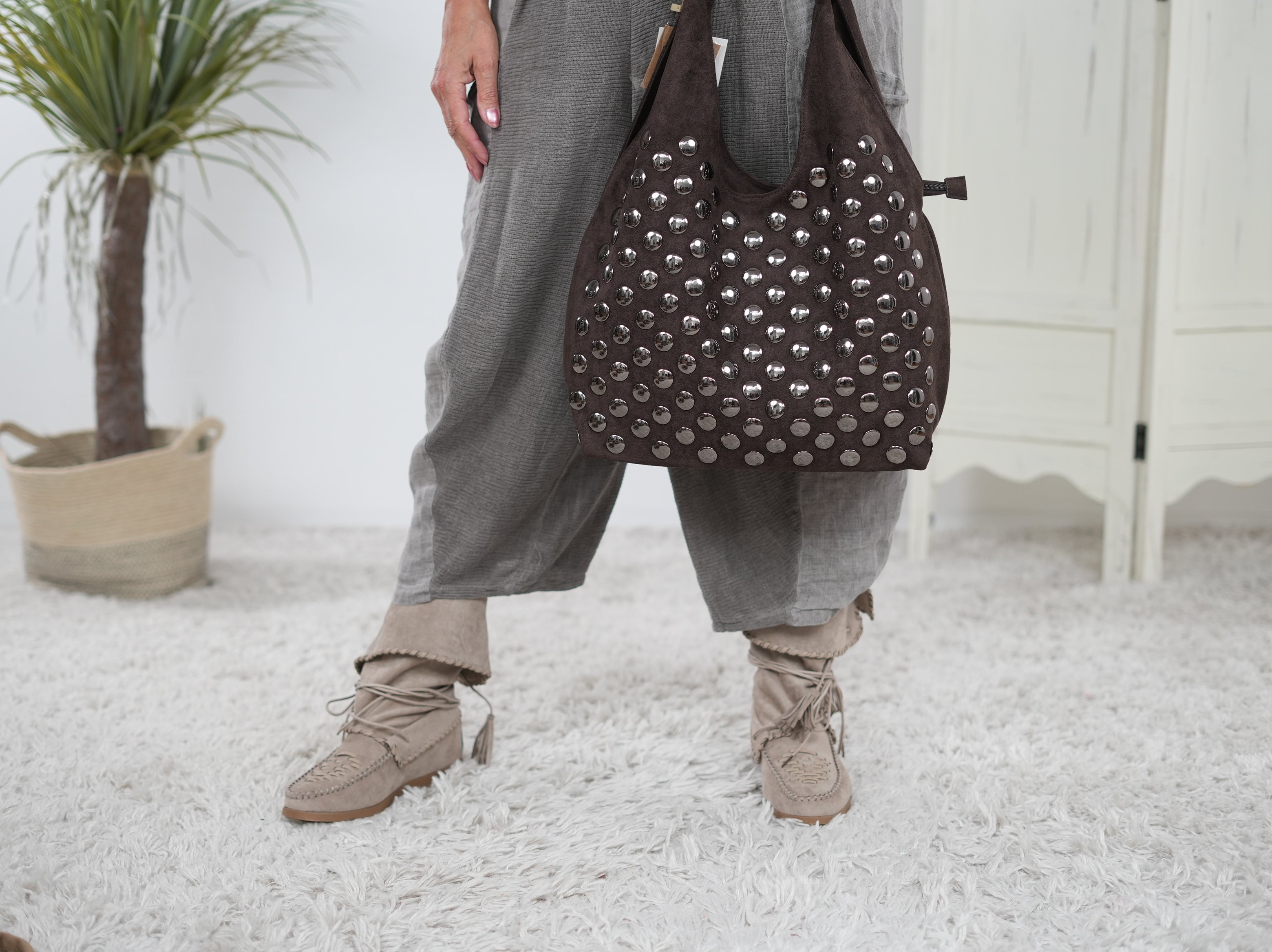 Große Tasche mit Nieten verziert Schoko