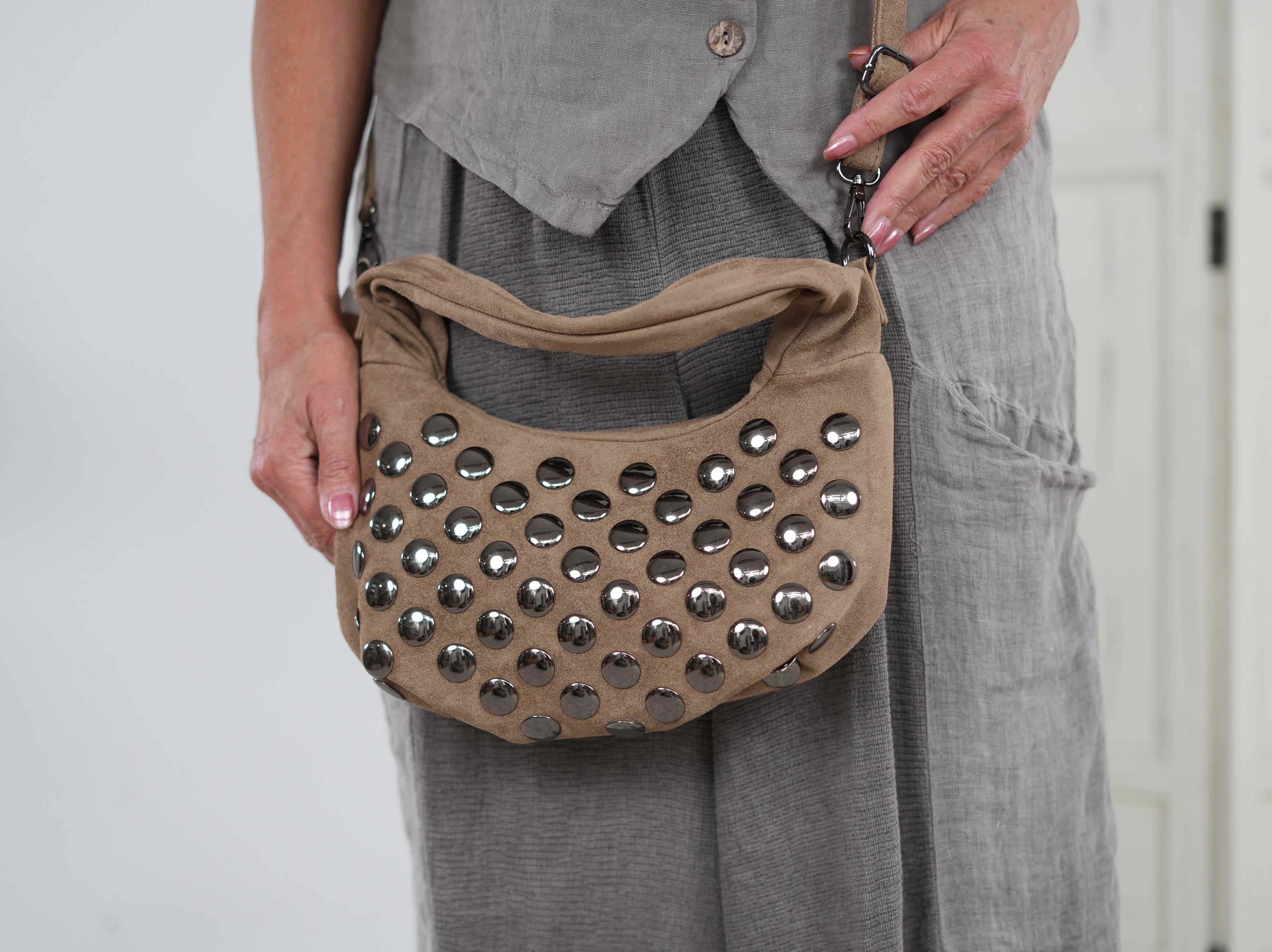Cross Bag mit Nieten verziert