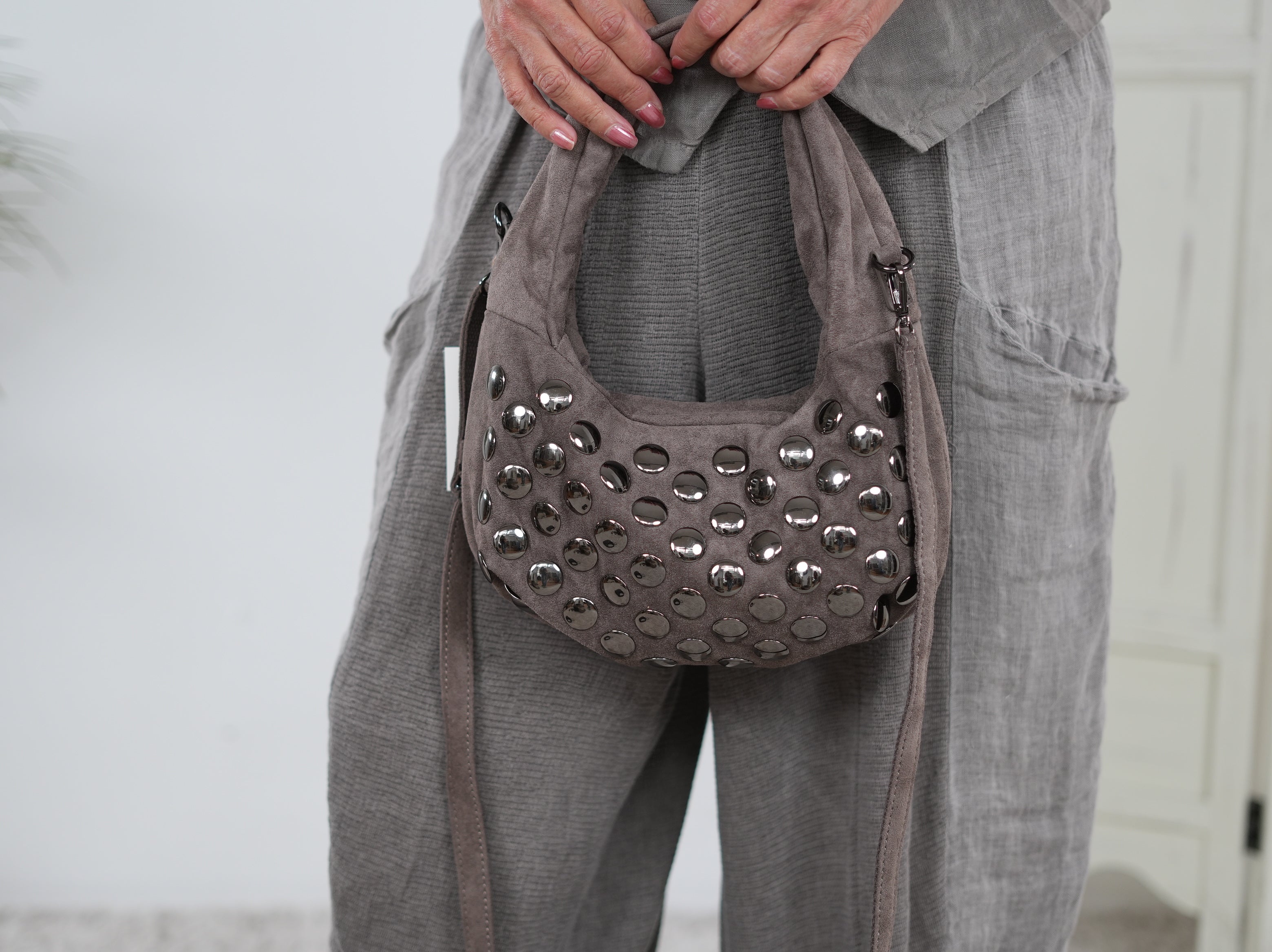 Cross Bag mit Nieten verziert Taupe