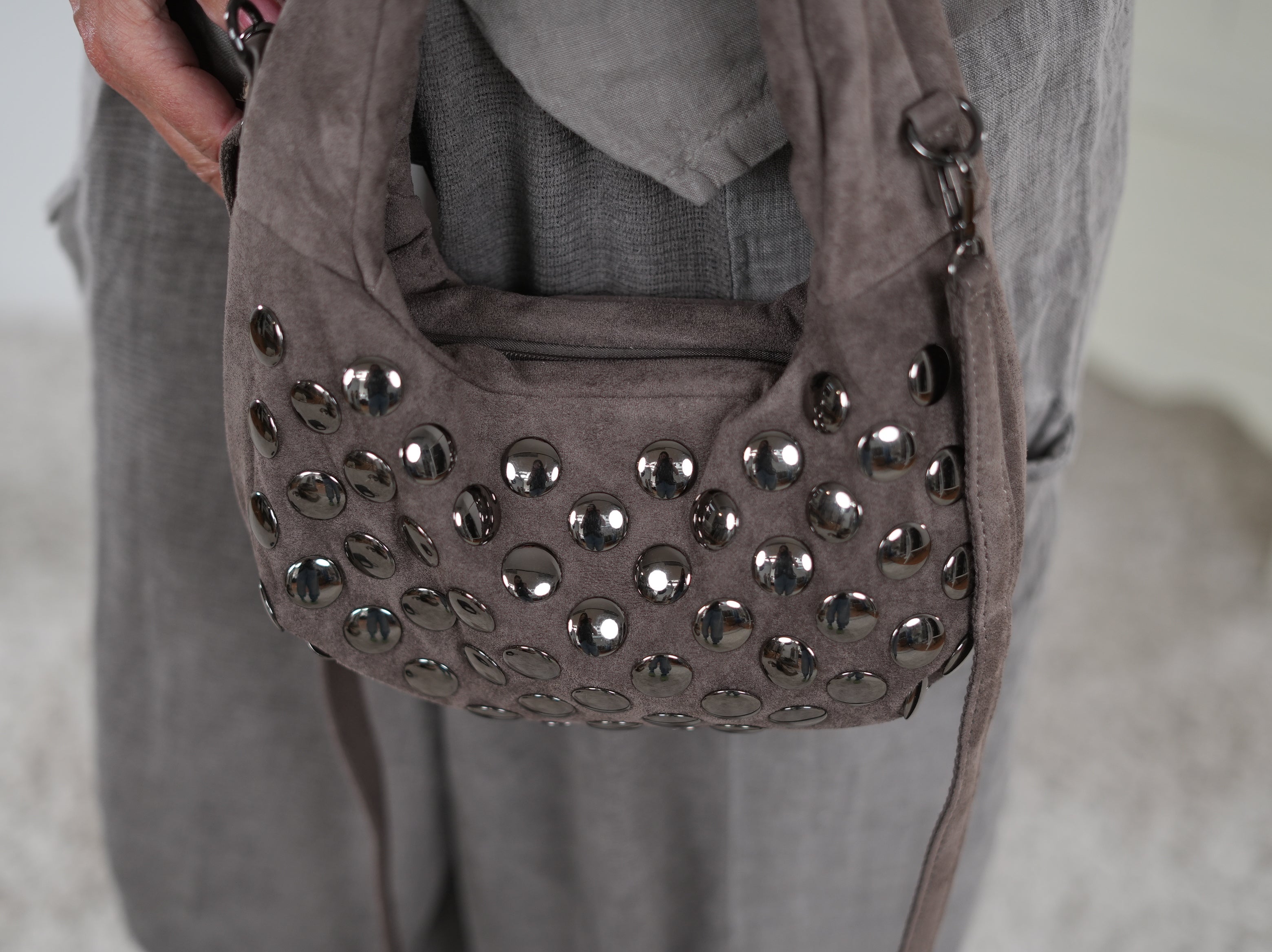 Cross Bag mit Nieten verziert