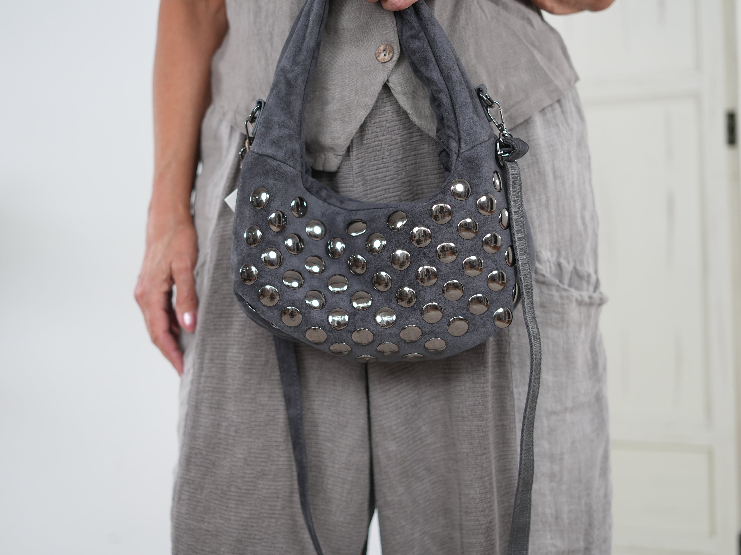 Cross Bag mit Nieten verziert Anthrazit