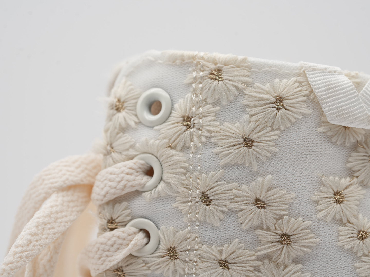 Boots mit Blümchen verziert