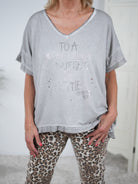Oversize Shirt im Vokuhila Schnitt mit Schriftzug Grau