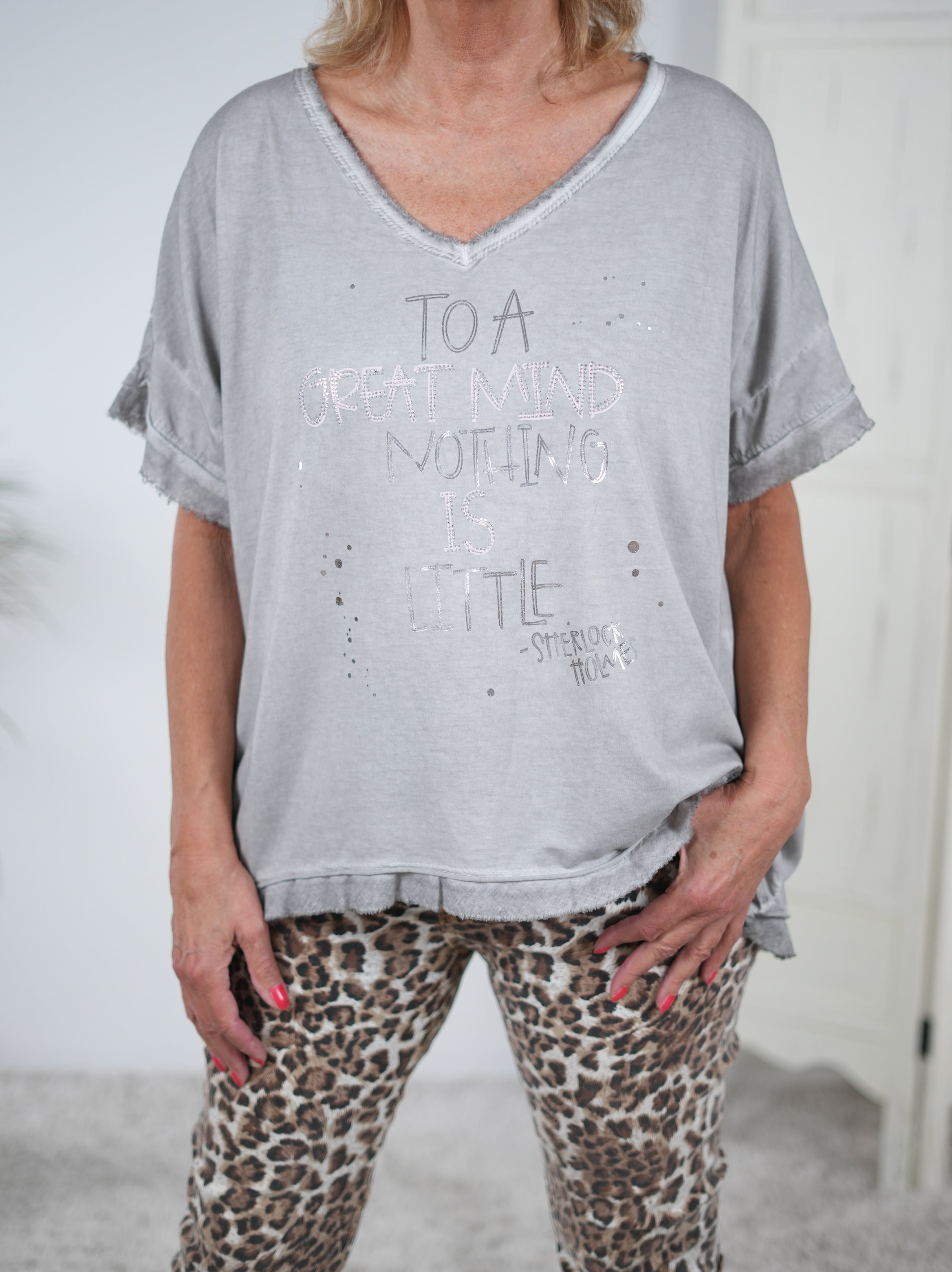 Oversize Shirt im Vokuhila Schnitt mit Schriftzug Grau
