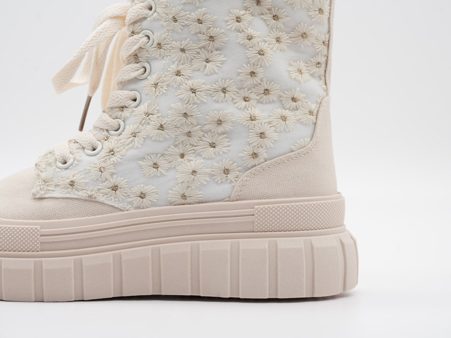 Boots mit Blümchen verziert