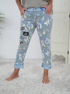 auffällige Jeans im blauen Camouflage