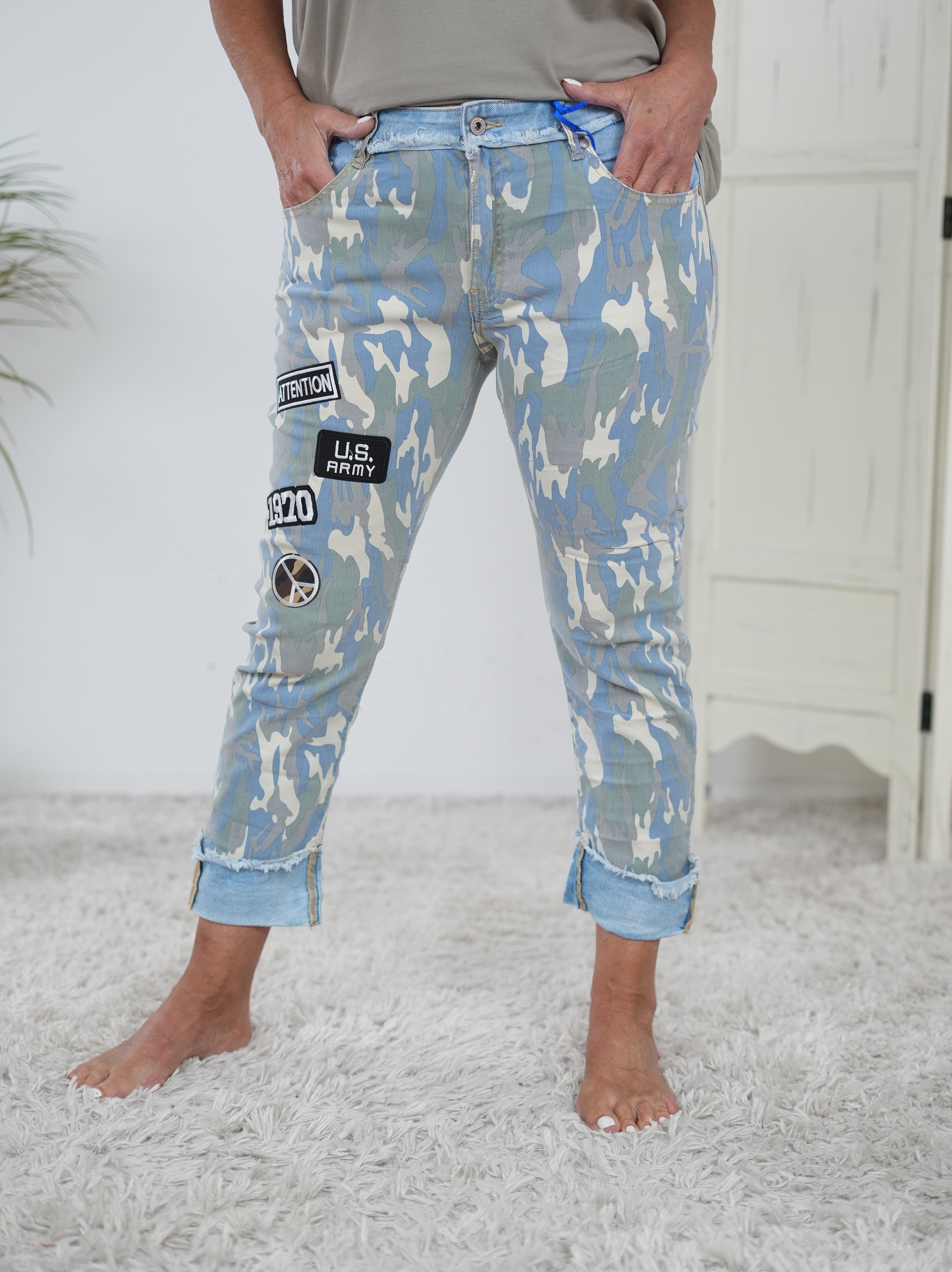 auffällige Jeans im blauen Camouflage