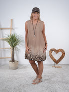 Leichtes Kleid mit breiten Trägern und Leo Print Cappuccino
