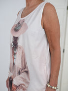 T-Shirt Kleid mit breiten Trägern und auffälligem Motiv