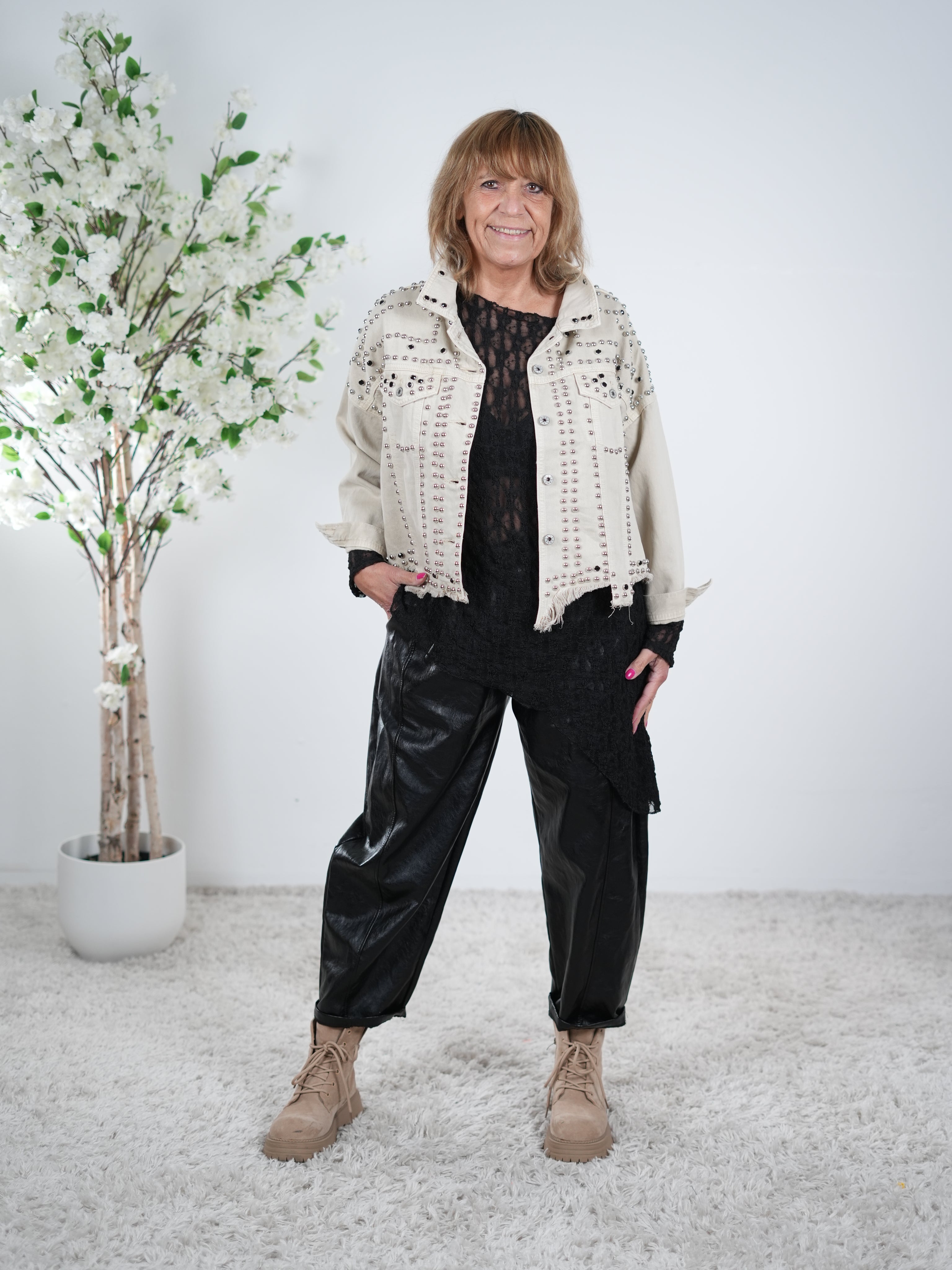 Jeans Jacke mit Nieten verziert