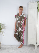 Hingucker Jumper in Camouflage mit seitlichen Streifen Pink