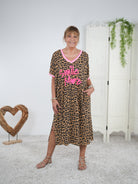 oversize T-Shirt Kleid im Leo Look mit Neon Schriftzug Camel