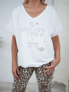 Oversize Shirt im Vokuhila Schnitt mit Schriftzug Weiß