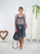 T-Shirt Kleid mit breiten Trägern und auffälligem Motiv Grau