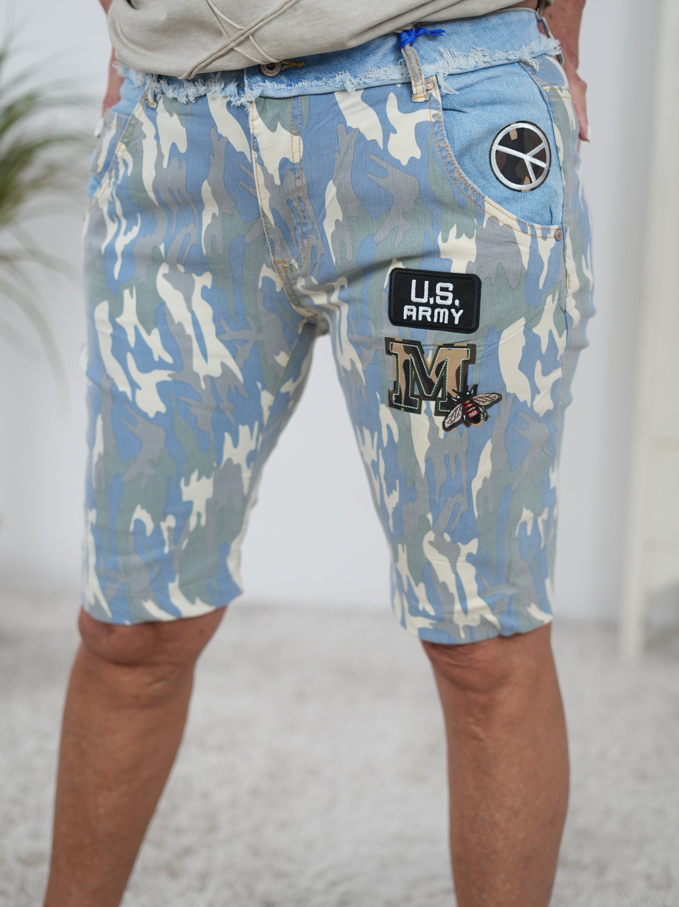 Jeans Shorts im Camo Look mit Patches