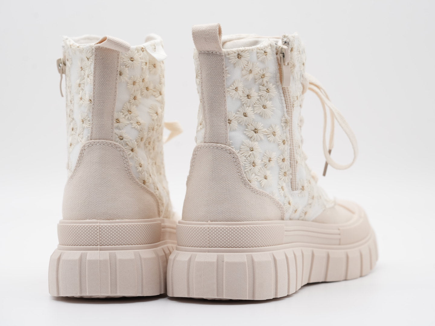 Boots mit Blümchen verziert