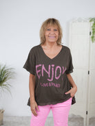 Niedliches Shirt mit "enjoy" Schriftzug und V-Ausschnitt Schoko