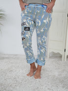 auffällige Jeans im blauen Camouflage