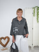 Bluse mit Cut Outs, Schriftzug und ausgefranstem Abschluss Anthrazit