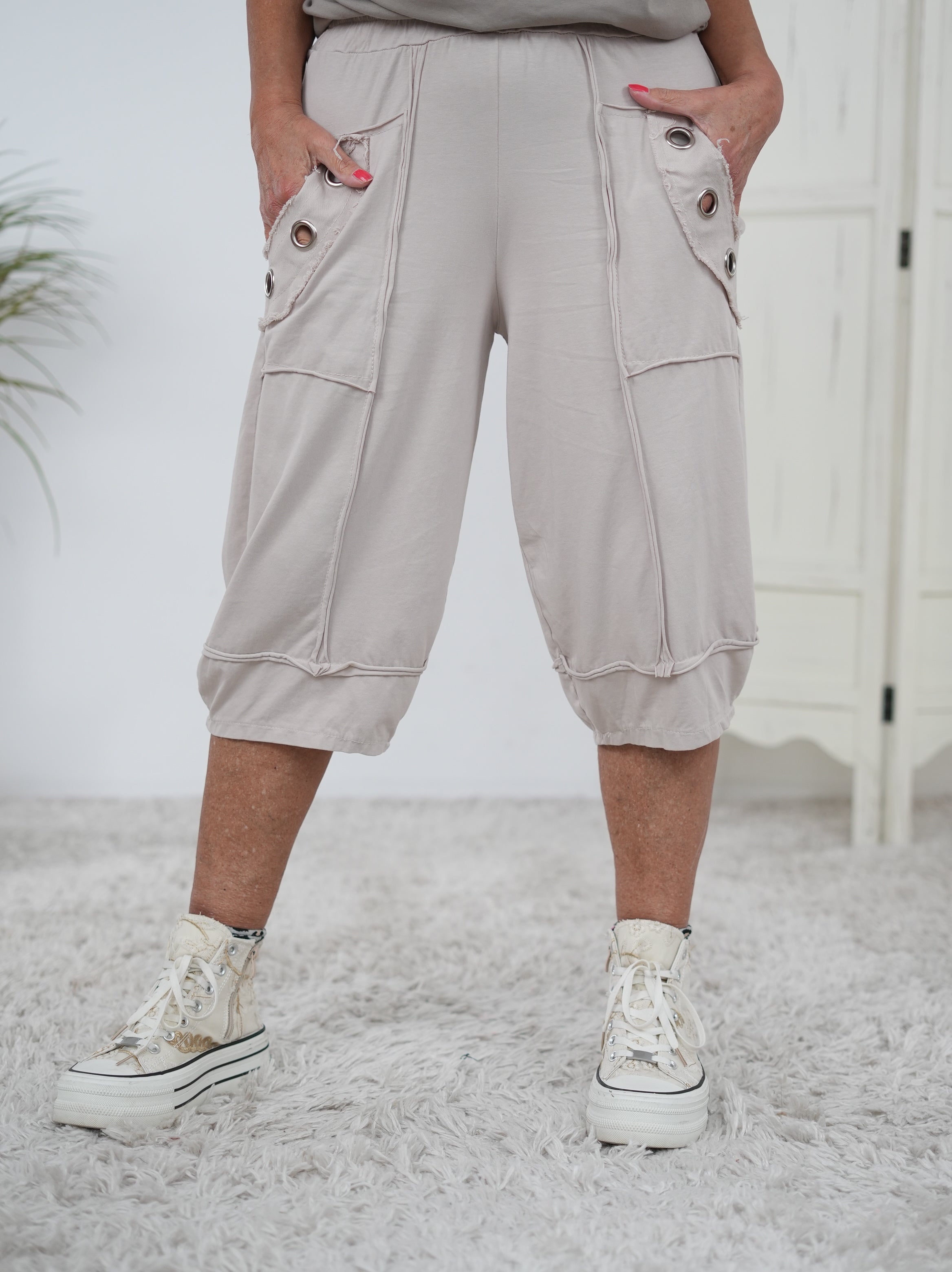 7/8 Jogpant mit Außennähten und Ösen verziert Beige