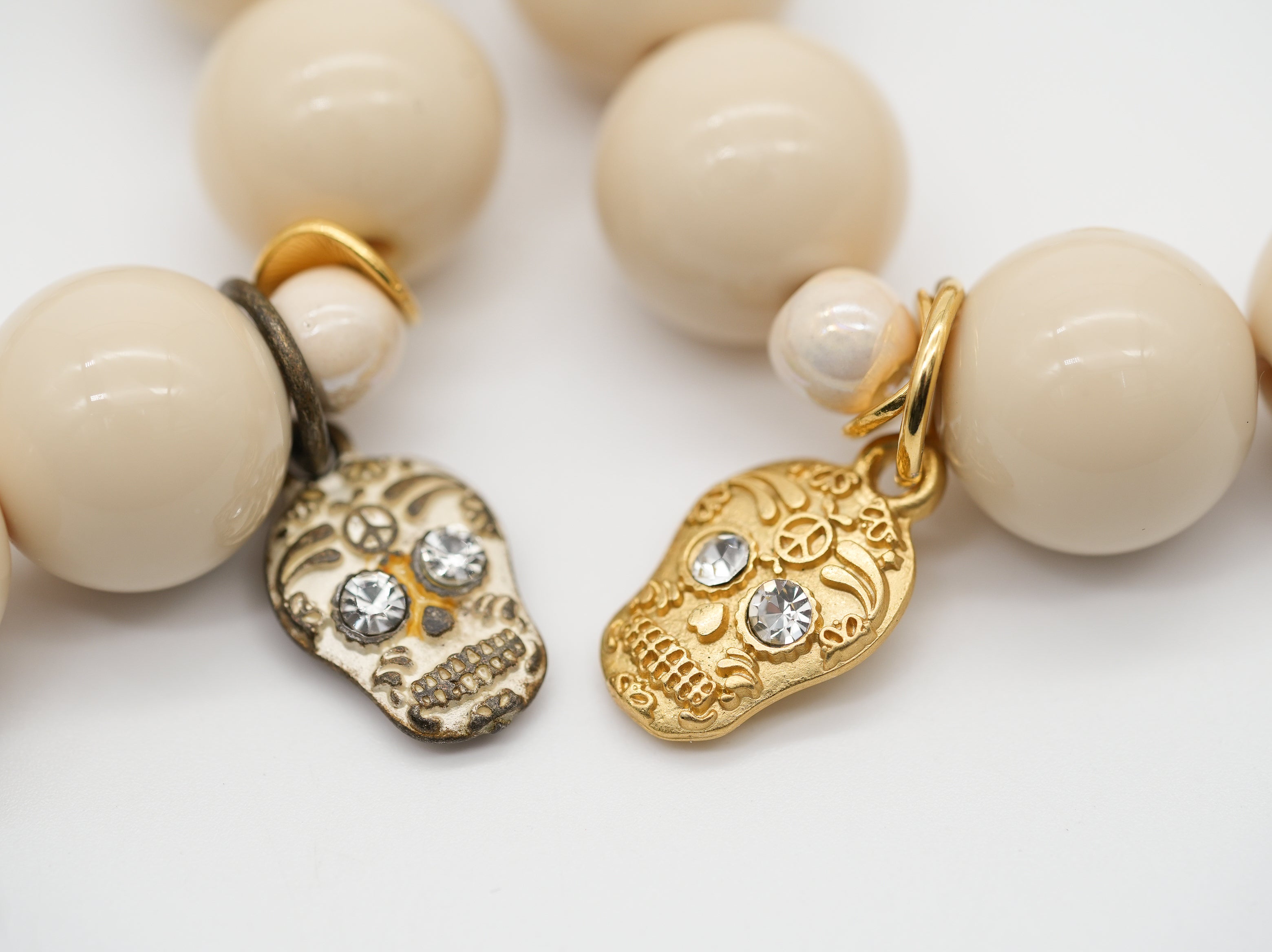 SchauTime Armband, Keramikperlen mit Skull Amulett