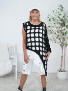 Asymmetrisches Shirt mit ausgestanzten Elementen Schwarz