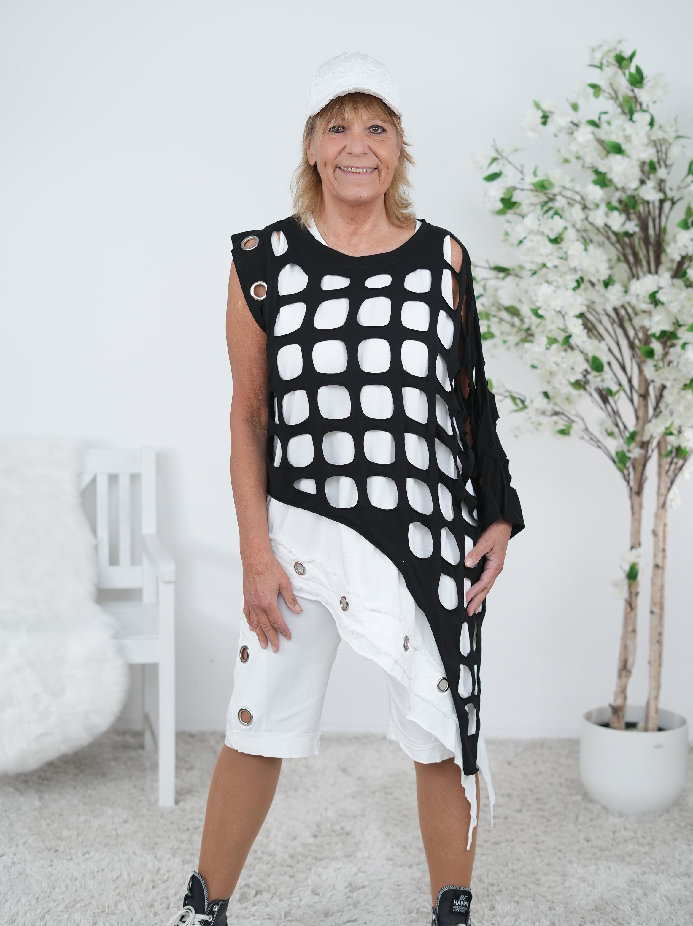 Asymmetrisches Shirt mit ausgestanzten Elementen Schwarz