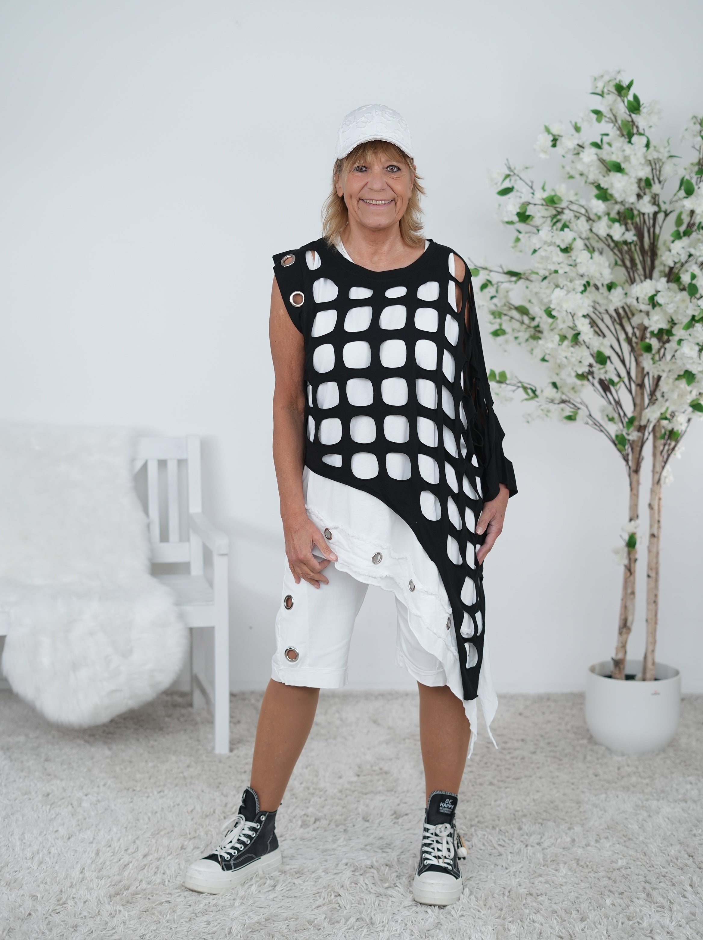 Asymmetrisches Shirt mit ausgestanzten Elementen