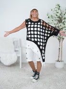 Asymmetrisches Shirt mit ausgestanzten Elementen