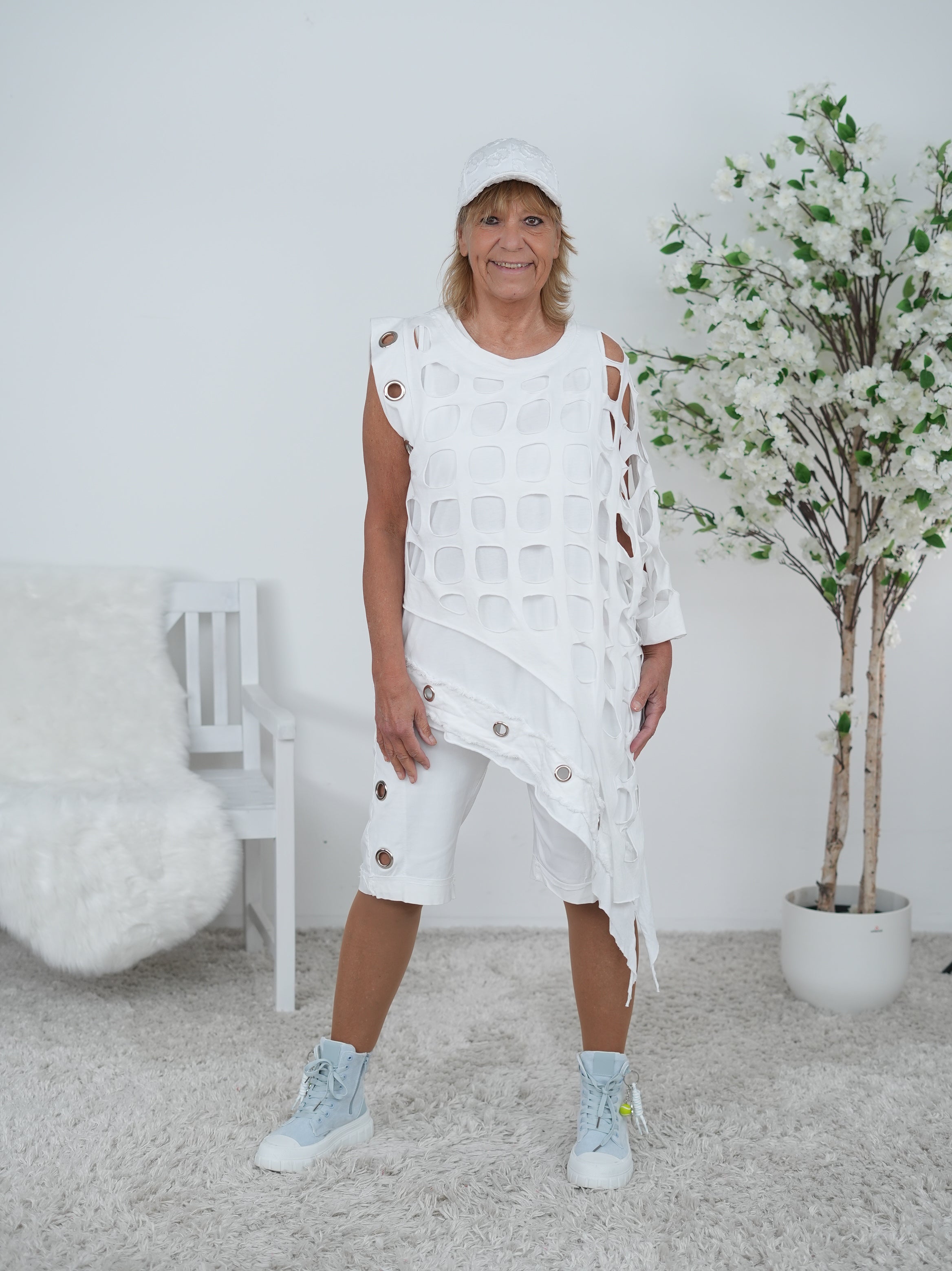 Asymmetrisches Shirt mit ausgestanzten Elementen