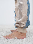 ausgefallene Hose mit Jeans Elementen und großem Motiv